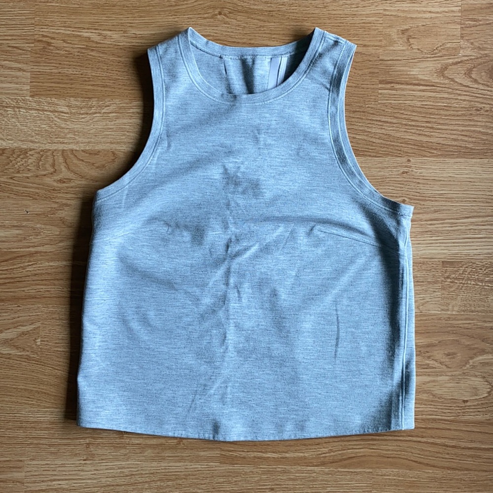 Lululemon top in beautiful used condition. Size 4